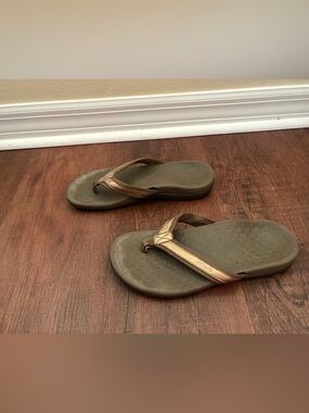 Vionic Tide Women Size 9 Bronze Flip Flops Sandals Orthotic Arch Support